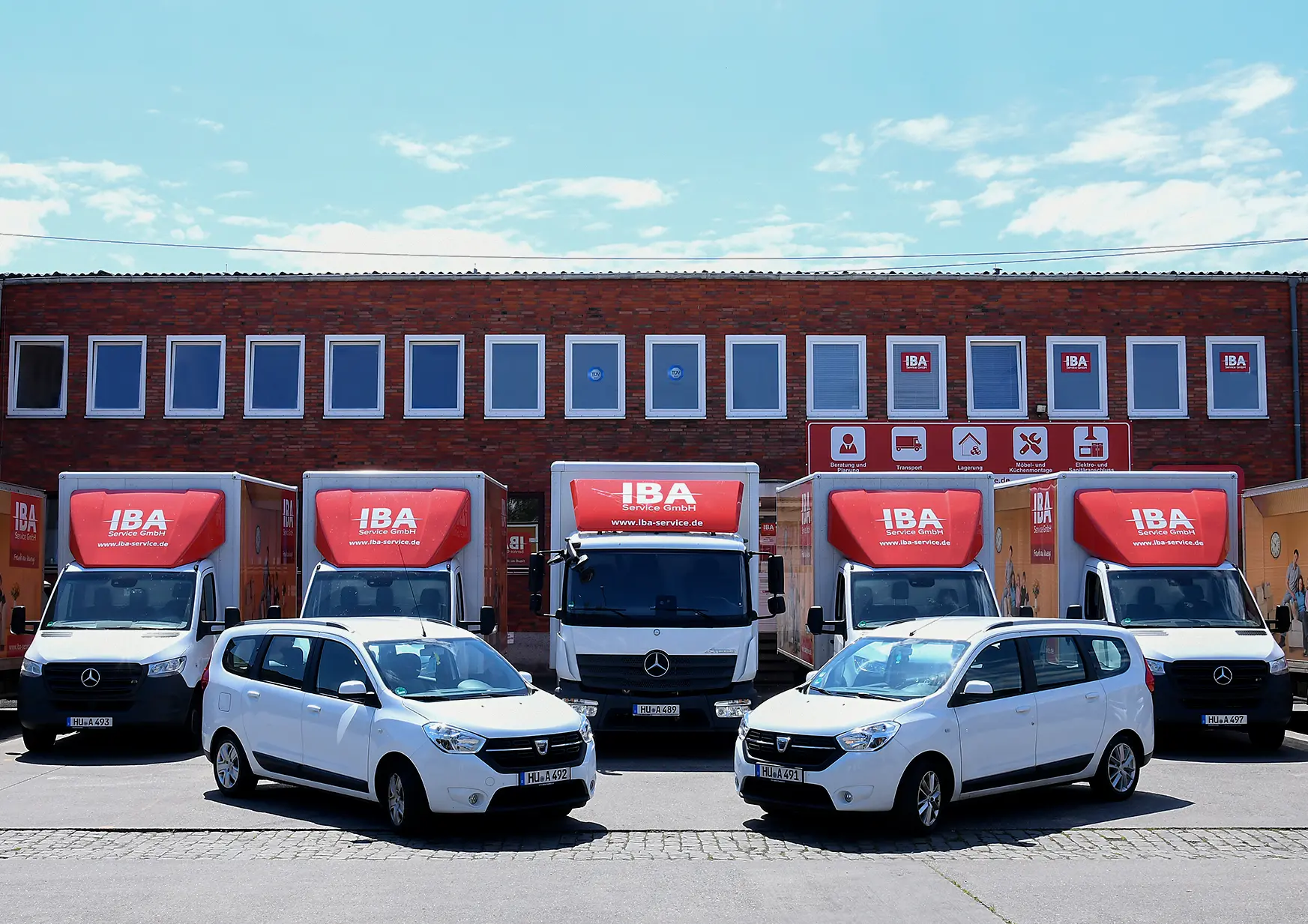 Fahrzeuge von IBA Service vor dem Lager in Hanau