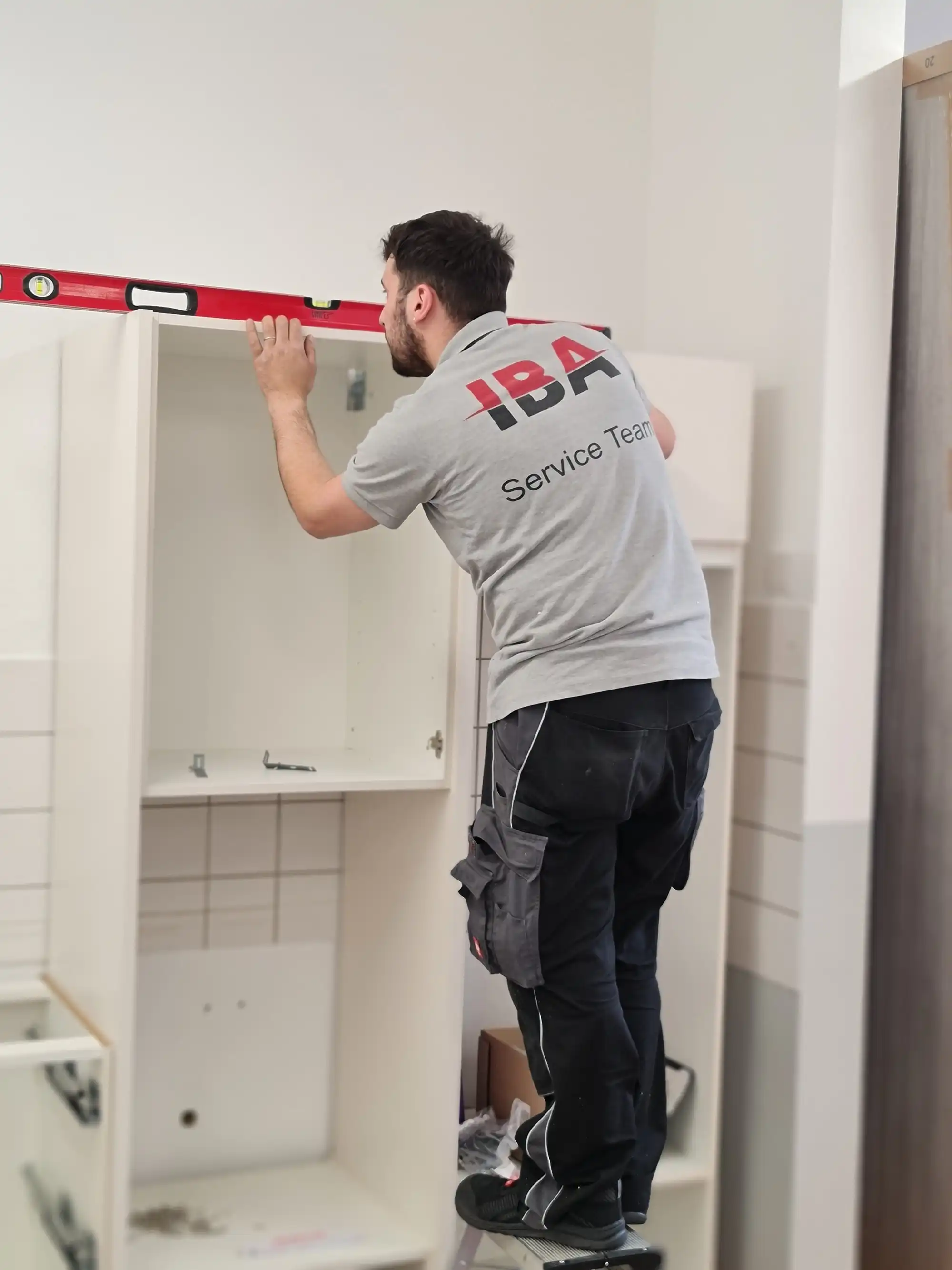 Monteur von IBA Service bei einer Küchenmontage