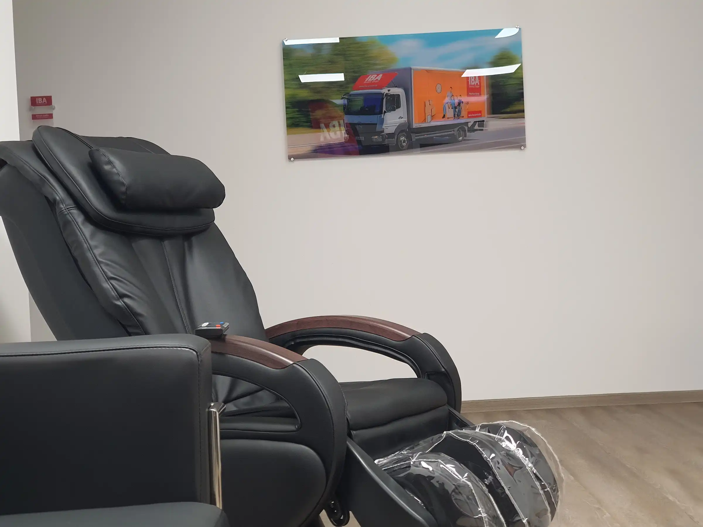 Lieferung und Aufbau von Sitzmöbeln durch IBA Service
